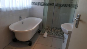 Отель 8 Ibis Lane Guest House  Сантон